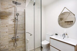 Regadera, secadora de cabello, toallas 