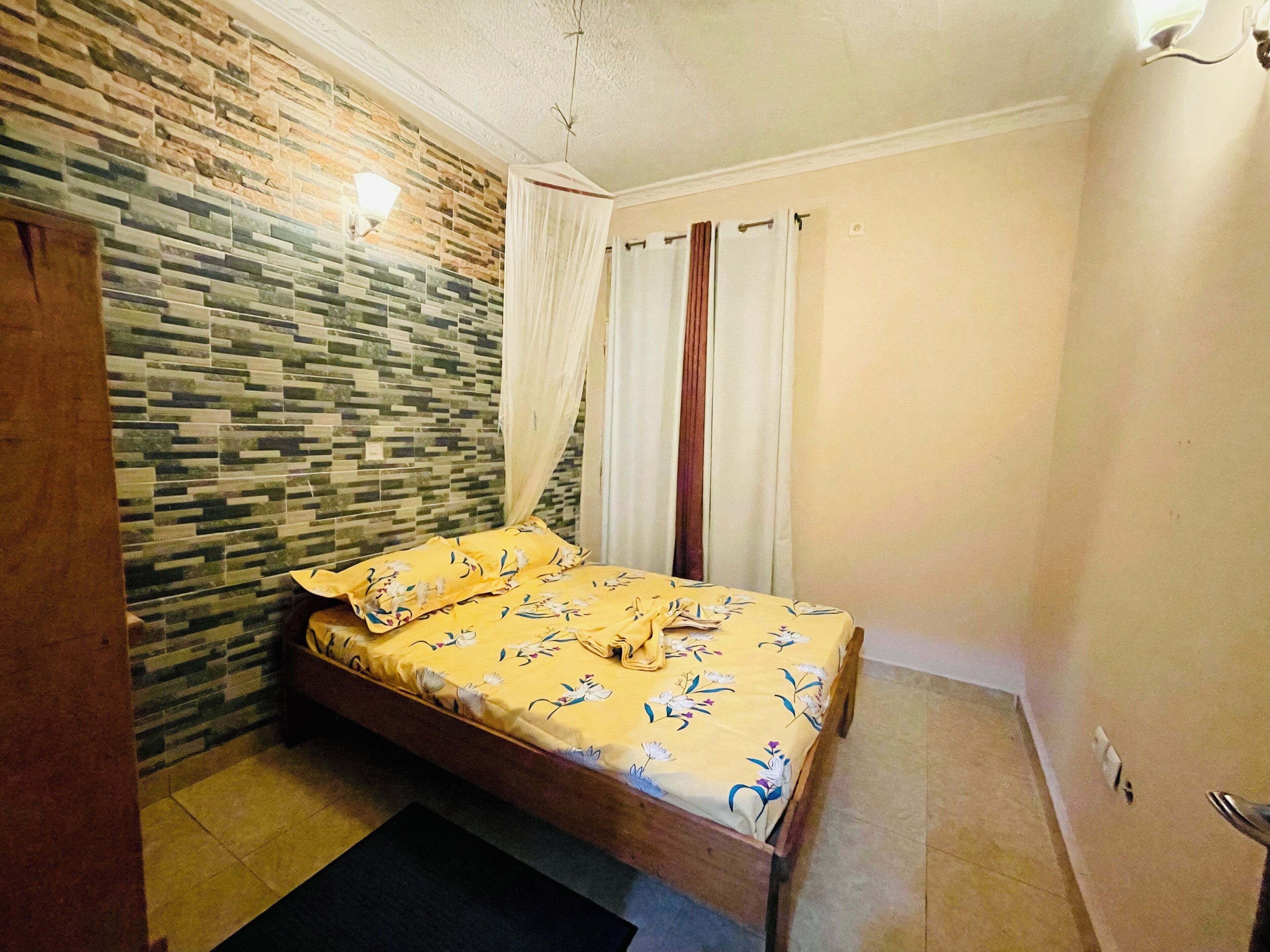 2 dormitorios, tabla de planchar con plancha, cuna de viaje