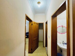 Shower, towels, soap, toilet paper - Cosy Appartement Dans Quartier Calme à Proximité du Parc Aquatique (Kinshasa)
