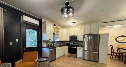 Funky & fun, secret room, games, puzzles. Sleeps 5