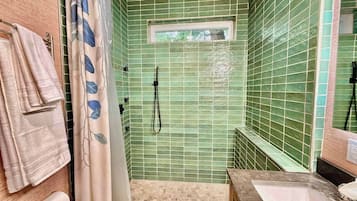 Banheira, toalhas de banho, shampoo