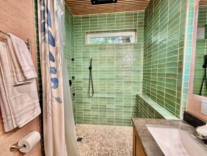 Bañera, toallas, shampoo