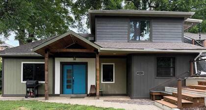 Funky and fun, secret room, board games. Sleeps 5