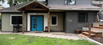 Funky and fun, secret room, board games. Sleeps 5