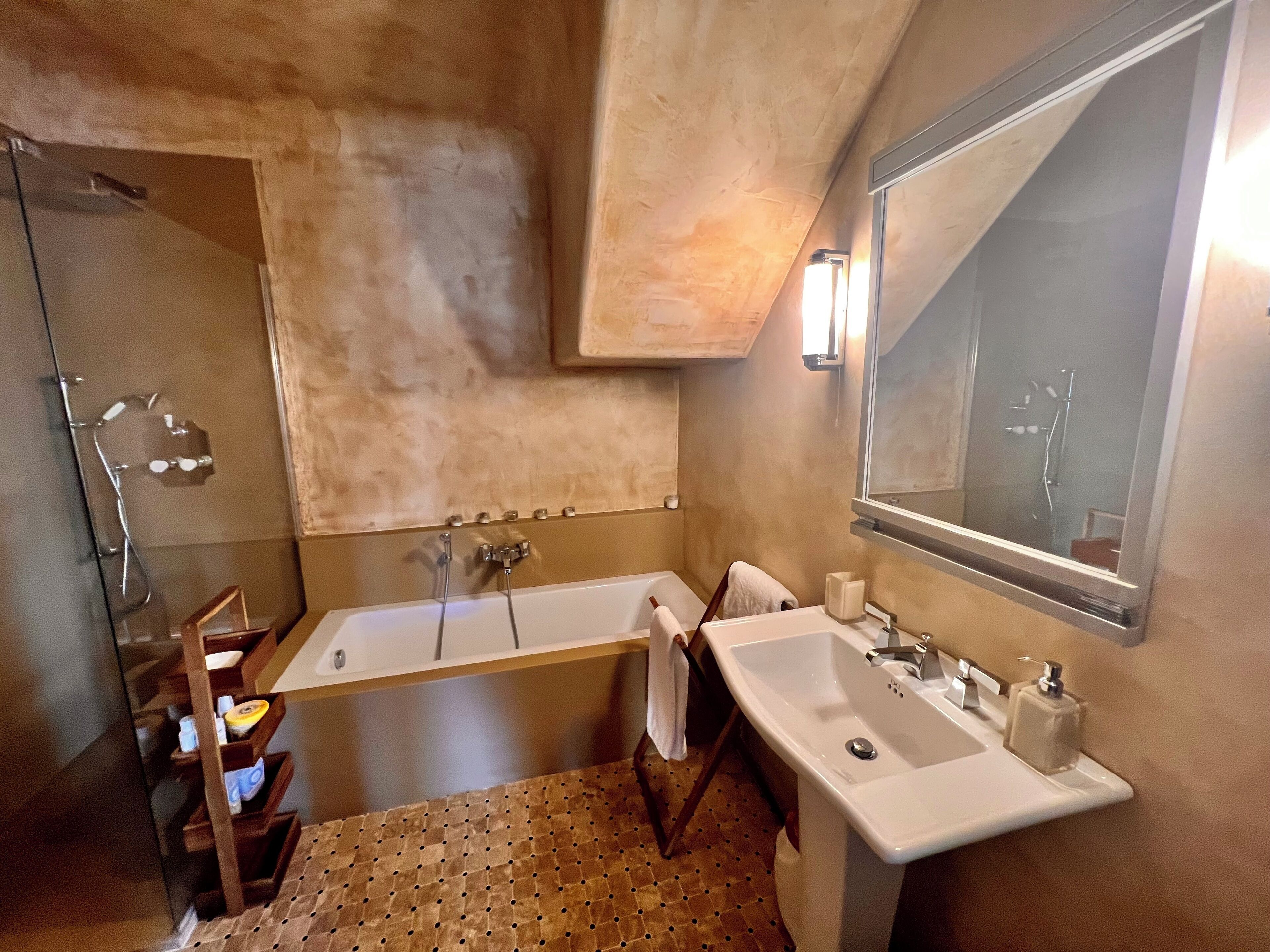 Regadera, secadora de cabello, bidet, toallas 