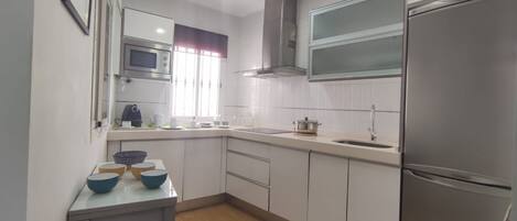 Fridge, microwave, stovetop, dishwasher