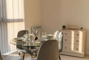 Dining - Spacious Studio in Salford with City Views & WiFi (Greater Manchester)