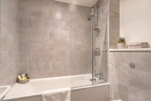 Bathtub, hair dryer, towels, shampoo - Spacious Studio in Salford with City Views & WiFi (Greater Manchester)