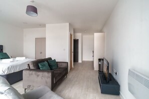 1 habitación, escritorio, tabla de planchar con plancha y wifi 