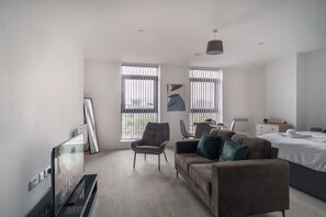 Televisión y oficina 