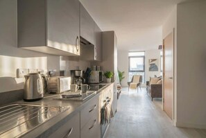 Kjøleskap, mikrobølgeovn, ovn og kokeplater