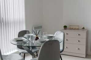 Dining - Chic Salford Studio near Metro & MediaCityUK (Greater Manchester)
