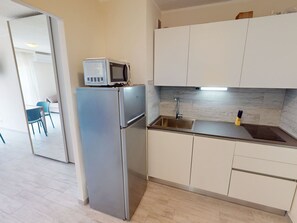 Kühlschrank, Mikrowelle, Geschirrspüler