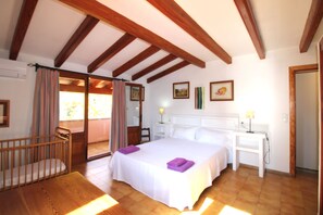 2 soverom, strykejern/-brett, reiseseng for barn og wi-fi