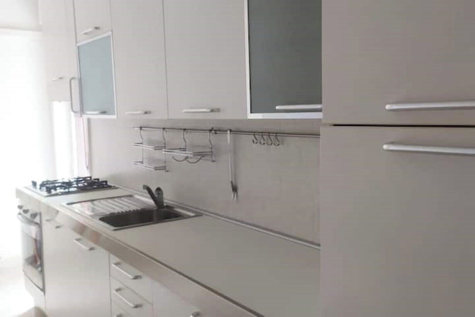 Een koelkast, een oven, een kookplaat, een koffiezetapparaat/waterkoker