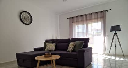 R/C de moradia familiar c/ entrada independente, espaçosa e ideal para famĂlias