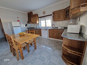 ثلاجة، ميكروويف، فرن، موقد طهي مسطح