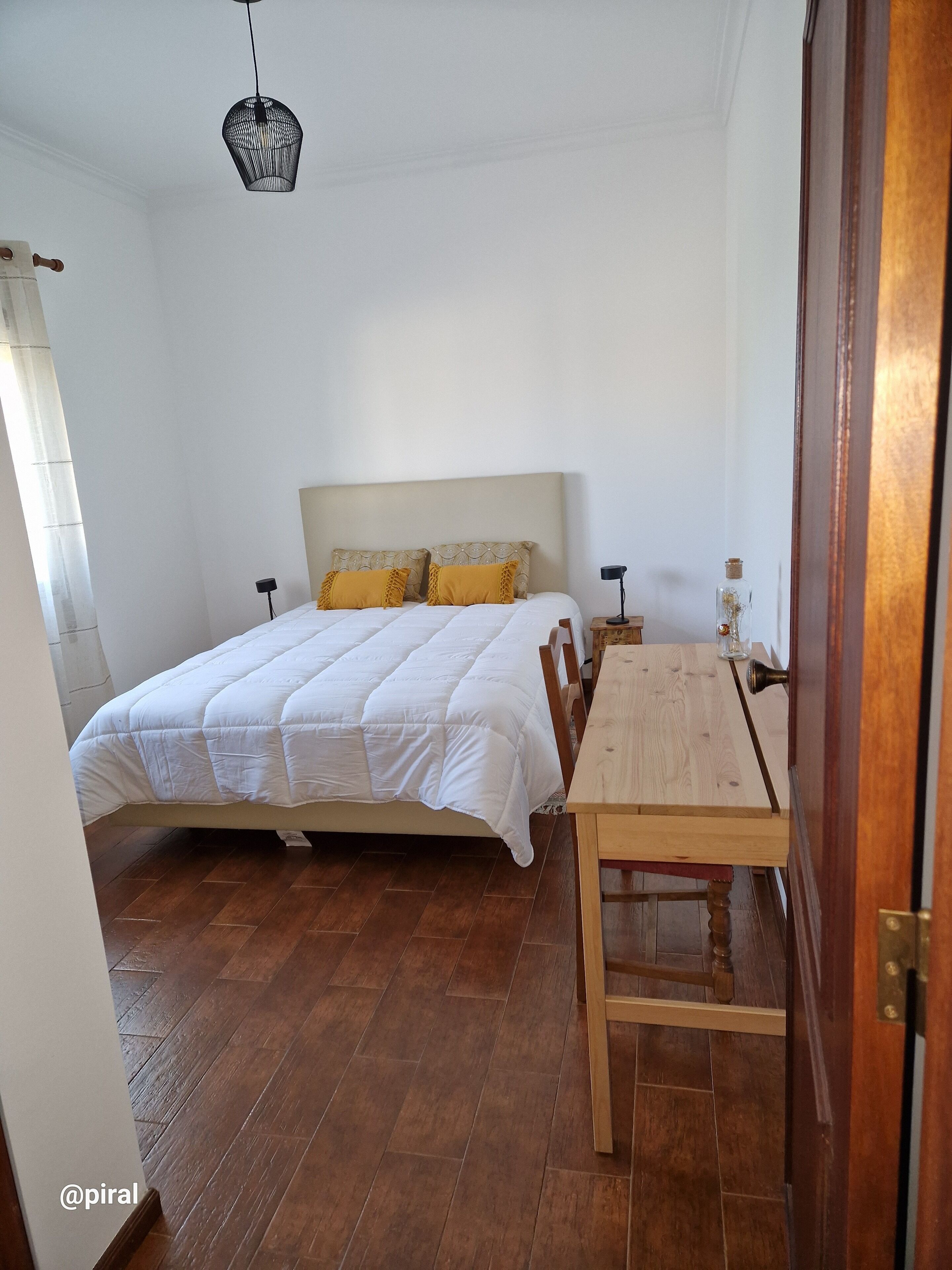 3 quartos, escrivaninha, ferros/tábuas de passar roupa, berço de viagem