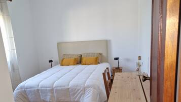 3 Schlafzimmer, Schreibtisch, Bügeleisen/Bügelbrett, Reisekinderbett