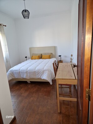 3 عدّة غرف نوم ومكتب ومكواة/لوح كي وسرير سفر