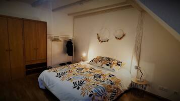 2 slaapkamers, een bureau, een strijkplank/strijkijzer, reisbedje