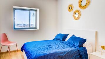 2 Schlafzimmer, Schreibtisch, Bügeleisen/Bügelbrett, Reisekinderbett