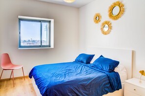 2 Schlafzimmer, Schreibtisch, Bügeleisen/Bügelbrett, Reisekinderbett