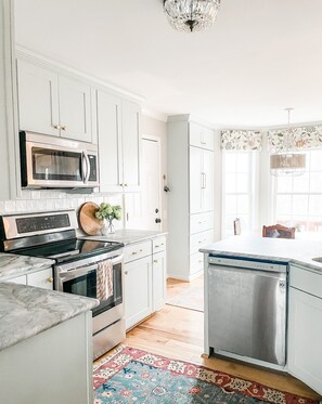 Fridge, oven, stovetop, dishwasher