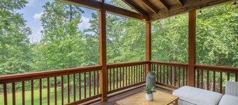 Spacious, serene retreat near downtown Blacksburg with privacy, outdoor beauty, and modern comfort