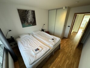 2 habitaciones, cuna de viaje, wifi y ropa de cama
