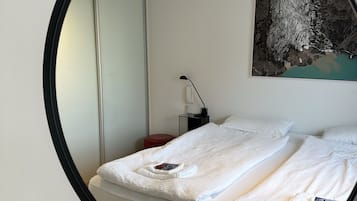 2 bedrooms, travel cot, WiFi, bed sheets