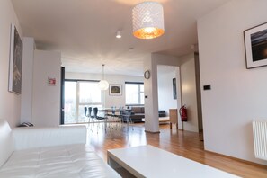 Smart TV - Perfectly located, very spacious 2 bedroom apartment in the heart of Reykjavik (Reykjavík)