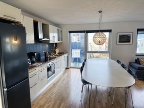Fridge, microwave, oven, stovetop - Perfectly located, very spacious 2 bedroom apartment in the heart of Reykjavik (Reykjavík)