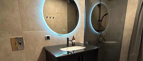 SĂšche-cheveux, serviettes fournies, savon, papier toilette