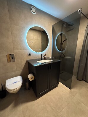 Haartrockner, Handtücher, Seife, Toilettenpapier