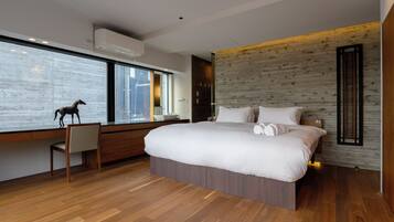 Sekka Sekka 5 Bedroom Chalet | 5 bedrooms, premium bedding, desk, laptop workspace