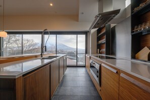 Sekka Sekka 5 Bedroom Chalet | Private kitchen | Full-size fridge, microwave, oven, stovetop - Sekka Sekka (Kutchan)