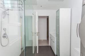Appartement Deluxe | Salle de bain | Douche, serviettes fournies