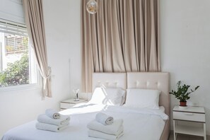 2 bedrooms, desk, iron/ironing board, free WiFi - 2 bedroom apartment by Hilton Beach (Tel Aviv)