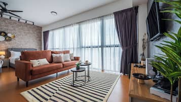 Luxury Apartment | Ruang tamu | 50 inci televisyen dengan digital, konsol permainan video
