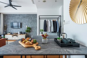 Luxury Apartment | Ruang tamu | 50 inci televisyen dengan digital, konsol permainan video