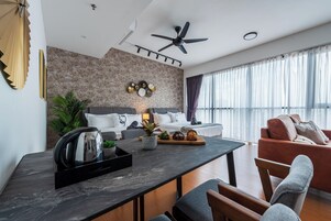 Apartamento de lujo | Zona de estar | Televisión de 50 pulgadas con canales digitales