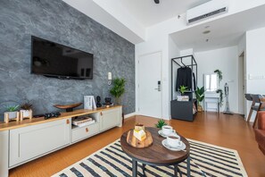 Luxury Apartment | Ruang tamu | 50 inci televisyen dengan digital, konsol permainan video