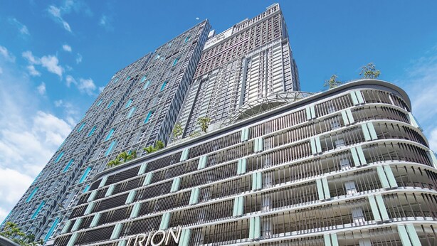 Un edificio moderno de gran altura con fachada curva y varios balcones.