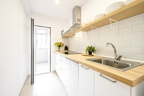 Microwave, stovetop, dishwasher, coffee/tea maker