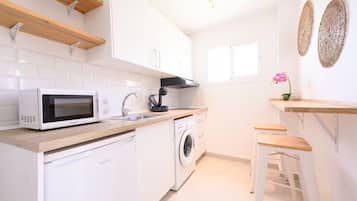 Microwave, stovetop, dishwasher, coffee/tea maker