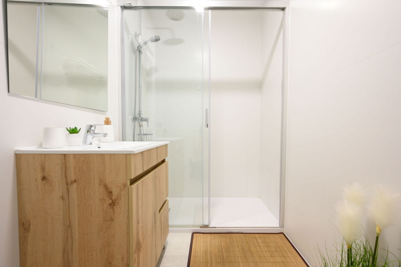 Een douche, een haardroger, handdoeken