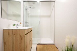 Dusch, hårtork och handdukar