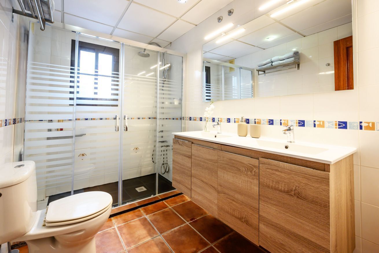 Douche, sèche-cheveux, serviettes fournies