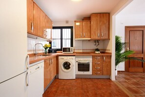 Fridge, microwave, oven, stovetop - Sauna, 3 bedroom apartment by 10ToSea (Fuengirola)